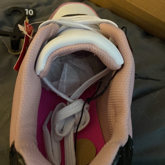 Hello Kitty Sanrio Women's /Teen's Pink Casual Court Fashion Shoe size 10 NWT 👋😸 - Picture 4 of 9